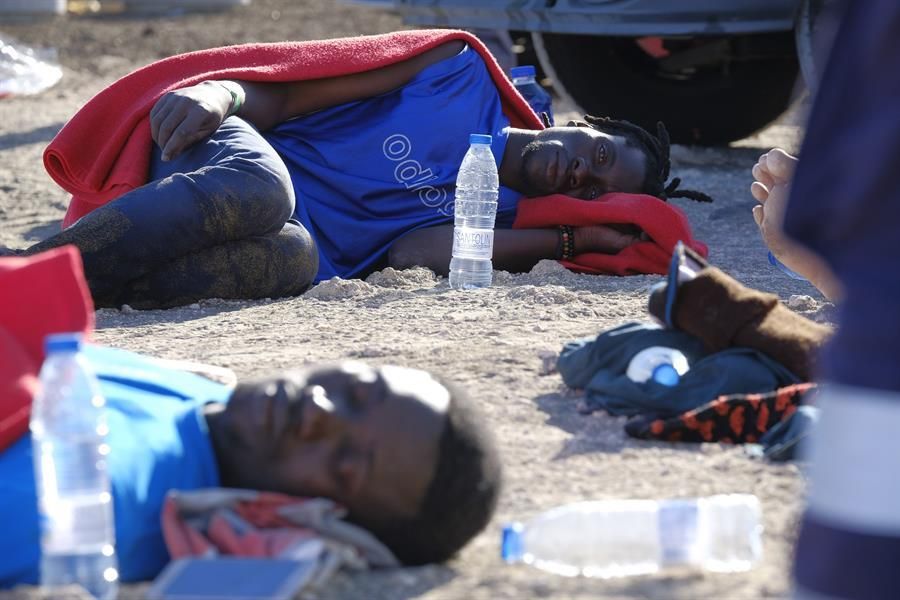 27 personas atendidas por servicios de emergencia en la playa de El Burrero. (EFE/Ángel Medina G).