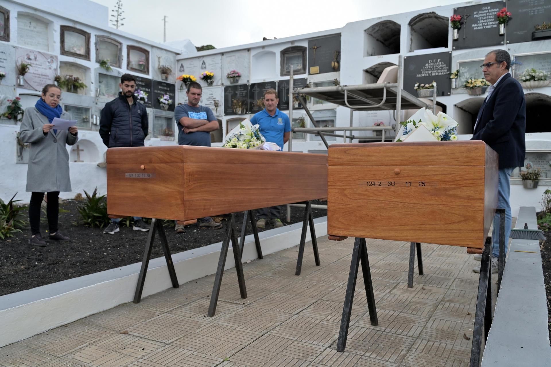 Inhumación este martes en el cementerio del pueblo de El Mocanal, en el municipio de Valverde (El Hierro), de dos de los cinco migrantes fallecidos en cayucos que llegaron a la isla este fin de semana.