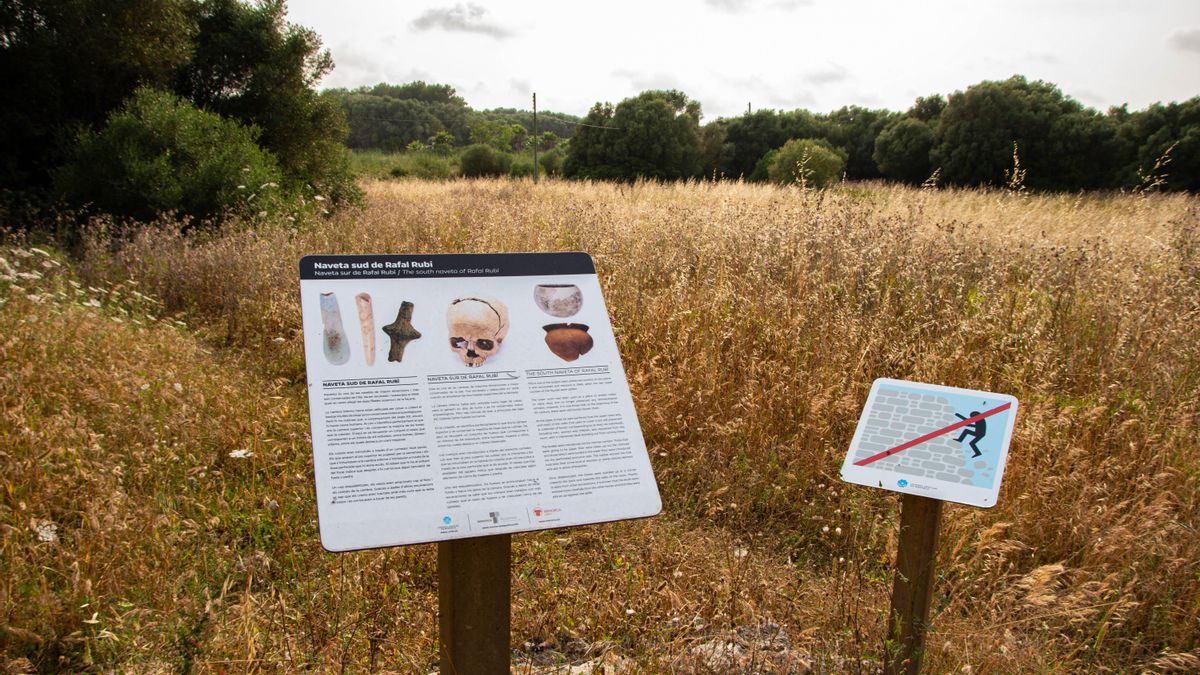 Cartelleria que explica la història del lloc i assenyala els objectes i les restes trobades en excavacions