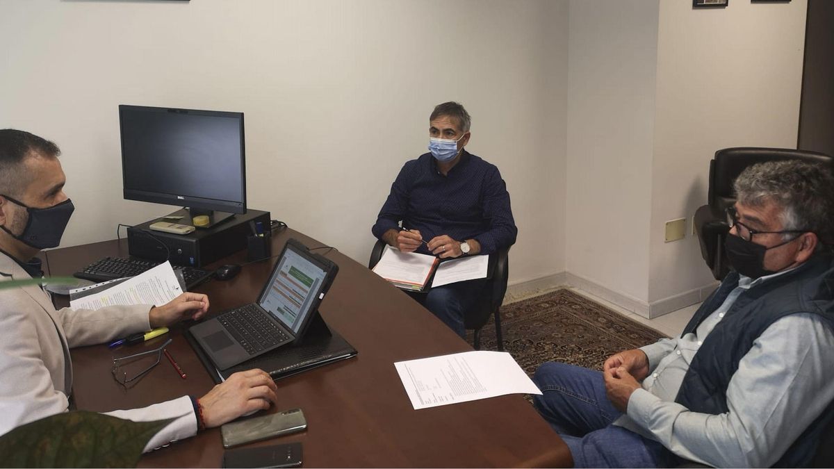 Reunión de Miguel Martín (d), presidente de Aspa, y Antonio Luis Pérez (c), gerente, con el director general de Agricultura del Gobierno de Canarias, Augusto Hernández.