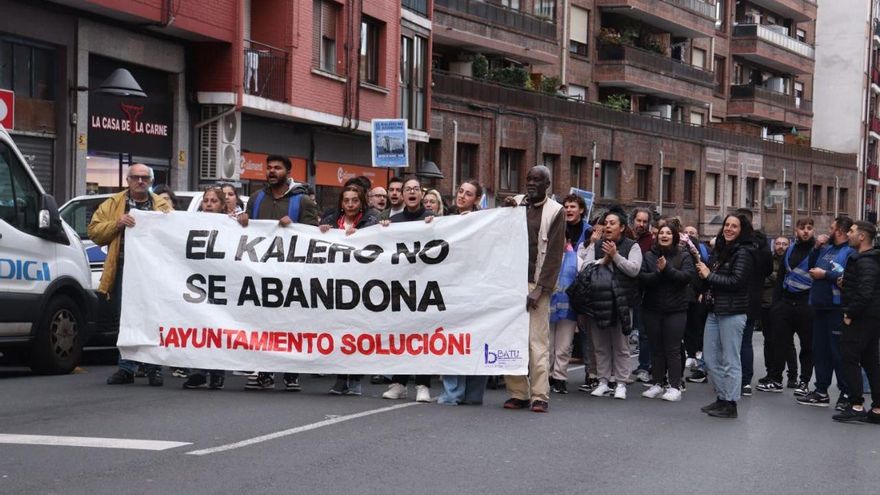 Un mes de protestas vecinales en Basauri por falta de una alternativa de vivienda "digna" tras el incendio de sus casas