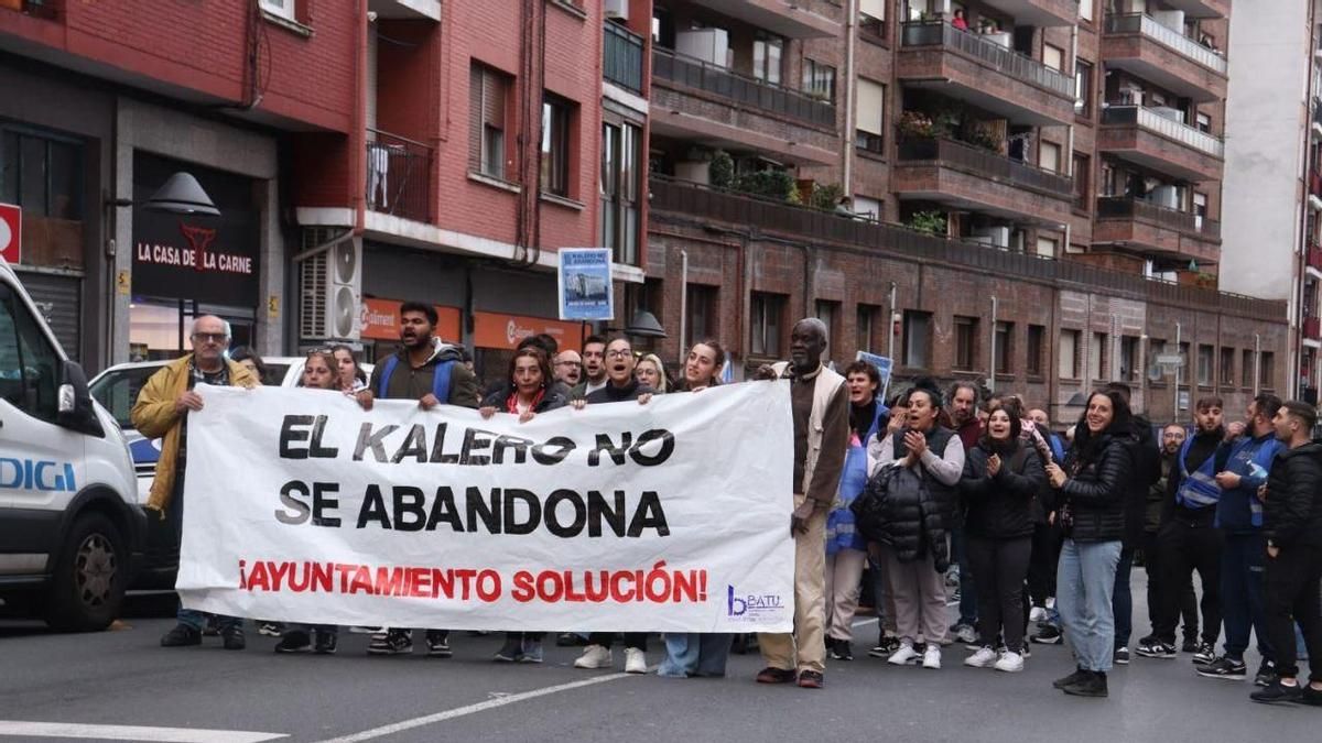 Un mes de protestas vecinales en Basauri por falta de una alternativa de vivienda "digna" tras el incendio de sus casas