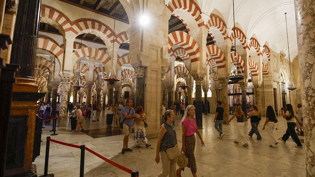 Turistas visitando de noche la Mezquita Catedral en el Día del Patrimonio
