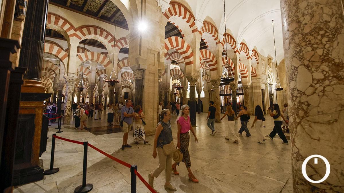 Turistas visitando de noche la Mezquita Catedral en el Día del Patrimonio