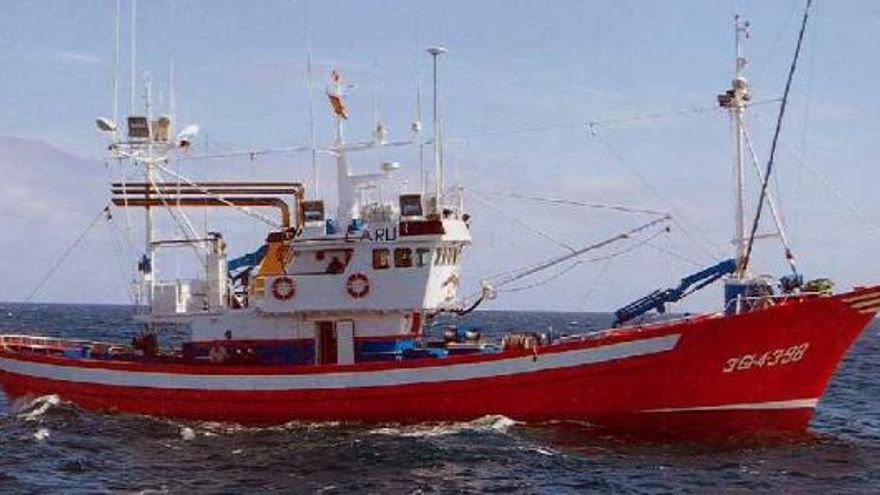 Un barco pesquero auxilia a 100 kilómetros de Lanzarote a 50 personas de origen magrebí