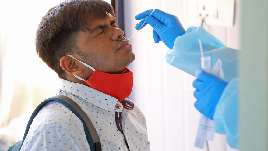 Personal sanitario realiza pruebas PCR. EFE/JAGADEESH NV/Archivo