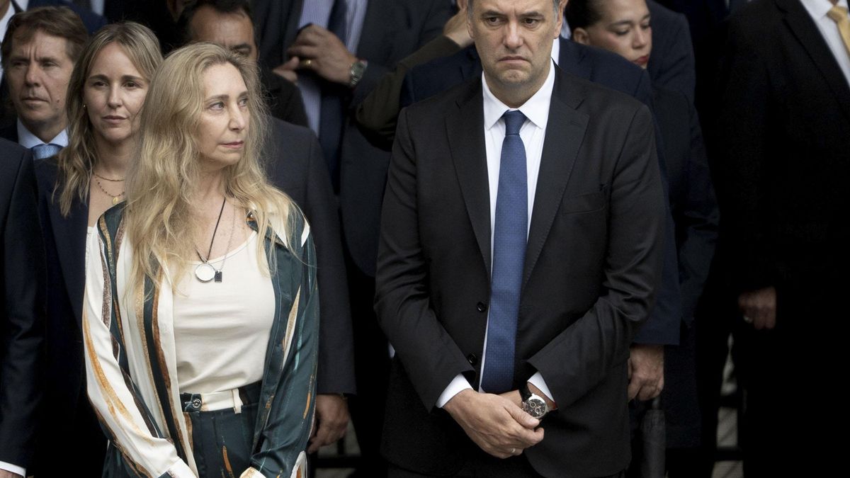 Karina Milei sostiene a Manuel Adorni