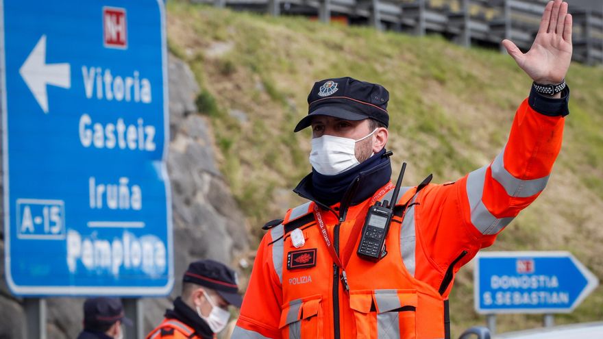 Euskadi sale del estado de alarma en alerta roja: el doble de incidencia que la media de España y cien pacientes más en la UCI que cuando entró