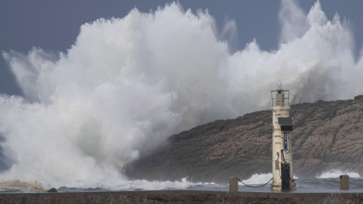 Asturias encadena su tercer día de alerta naranja por temporal marítimo con olas de seis metros