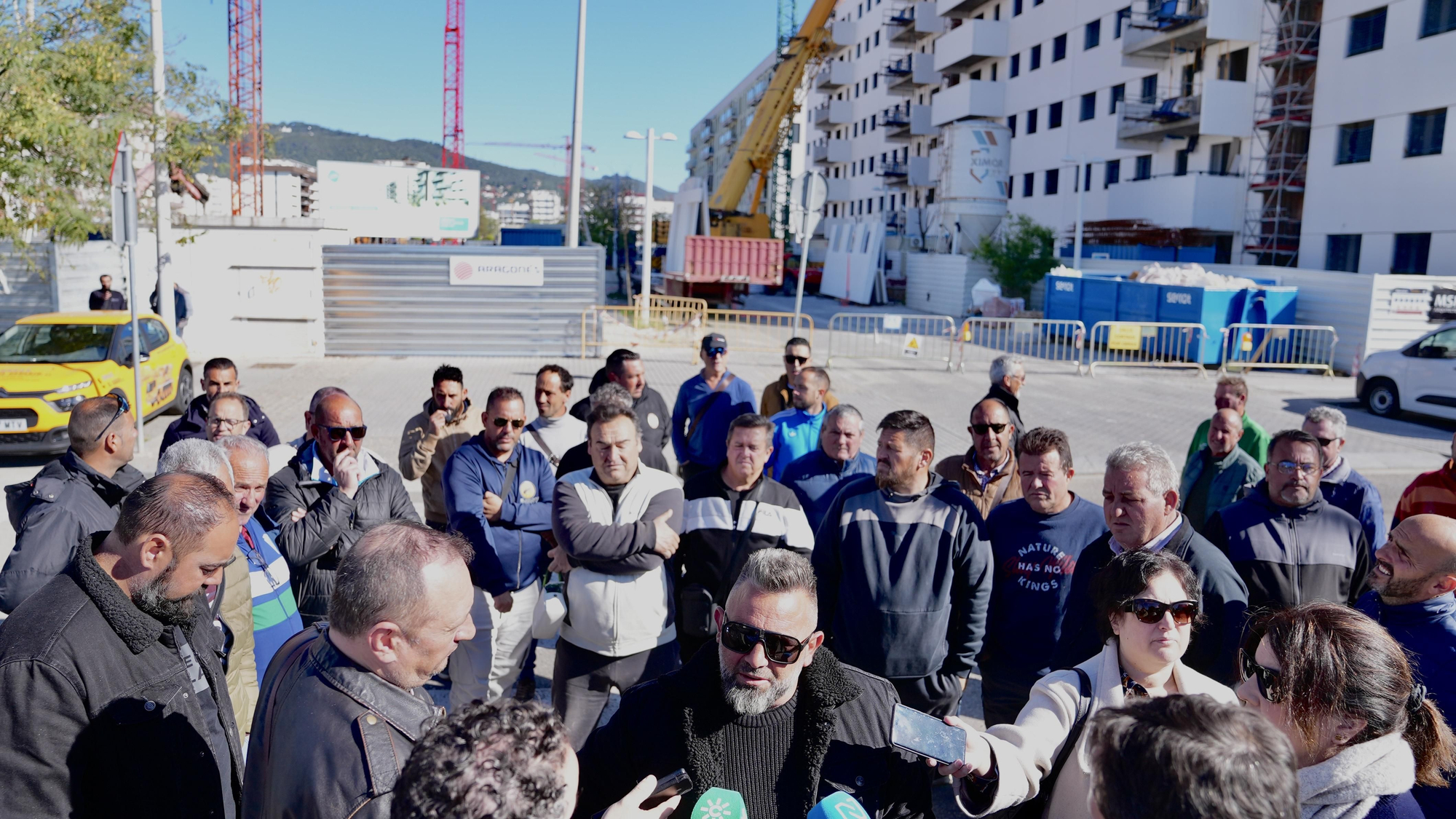 Antonio Herencia (UGT) y Esperanza Sánchez (CCOO Hábitat) atienden a los medios durante la huelga de gruistas en Córdoba
