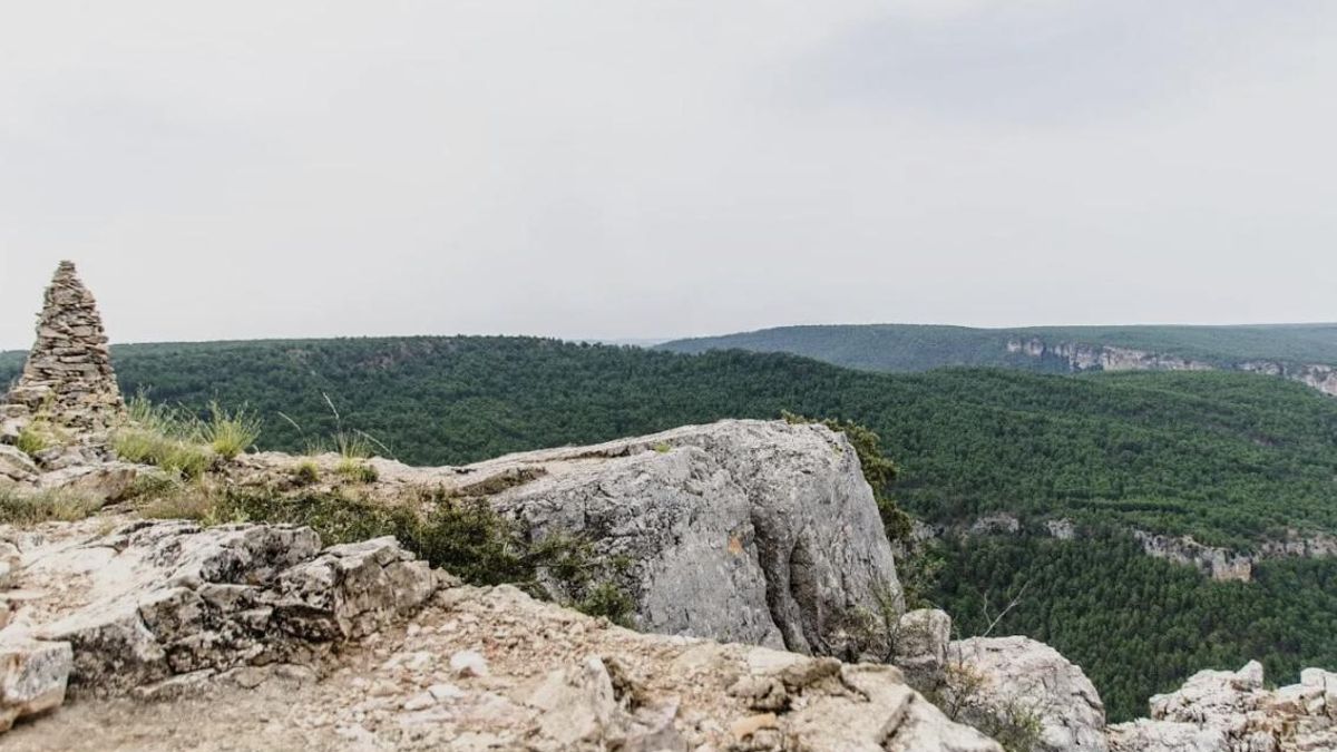 A través de un trayecto lineal de baja dificultad técnica uno se adentra en un precioso paraje de piedra y vegetación