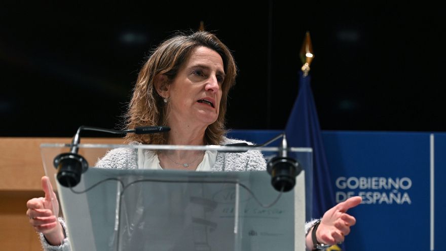 La vicepresidenta tercera y ministra para la Transición Ecológica y el Reto Demográfico, Teresa Ribera en rueda de prensa tras la reunión mantenida con la comisaria de Energía de la Unión Europea, Kadri Simson, este lunes en la sede del Ministerio. EFE/Fernando Villar