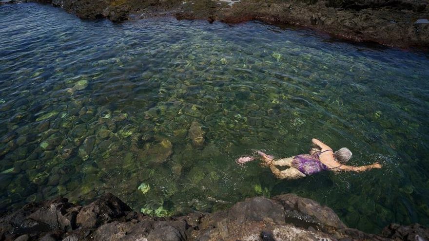 Una mujer nada en el Charco de La Arena, en Punta del Hidalgo, en el municipio tinerfeño de La Laguna