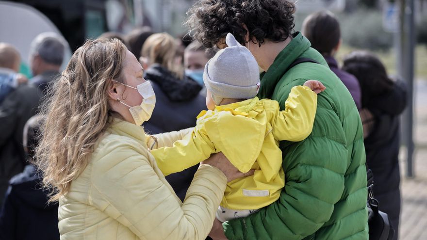 Archivo - Varios refugiados a su llegada en autobús a un centro de acogida en  Pozuelo de Alarcón, a 11 de marzo de 2022