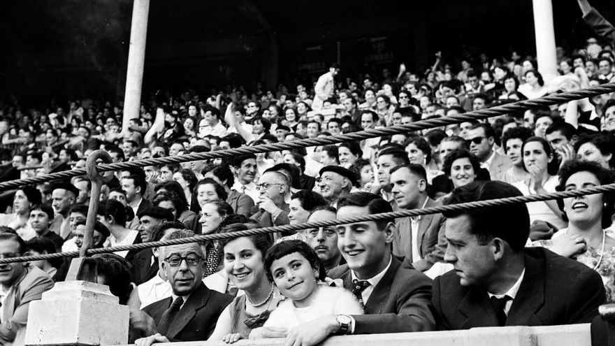 El público, en la plaza, el 25 de julio de 1957