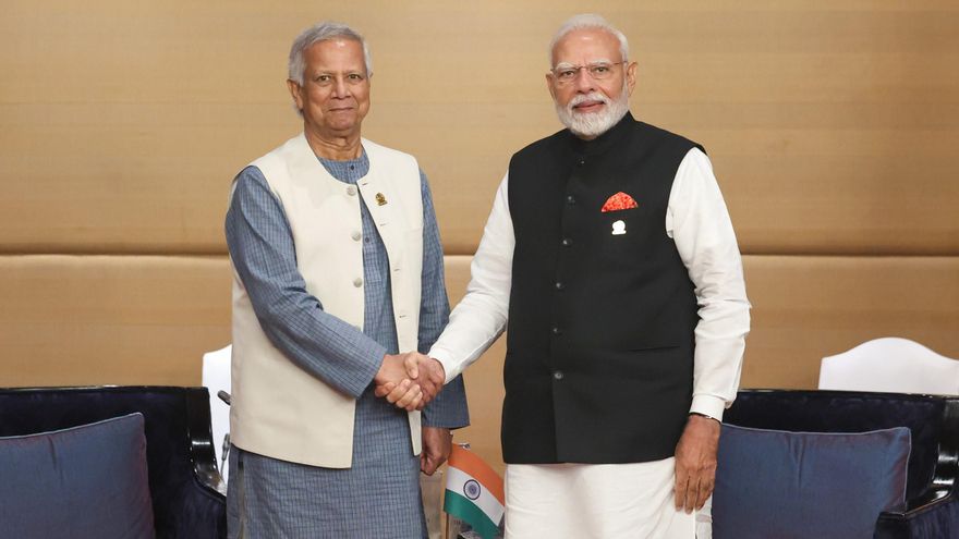Modi y Yunus se ven cara a cara por primera vez desde la caída del Gobierno de Bangladés