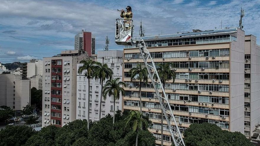 Un bombero fue registrado este miércoles al dar un concierto a 50 metros de altura, para animar a los cientos de habitantes de un barrio en Río de Janeiro (Brasil).