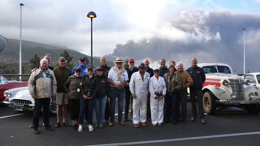 Extranjeros de ruta con coches antiguos por La Palma. (ALEJANDRO RAMOS)