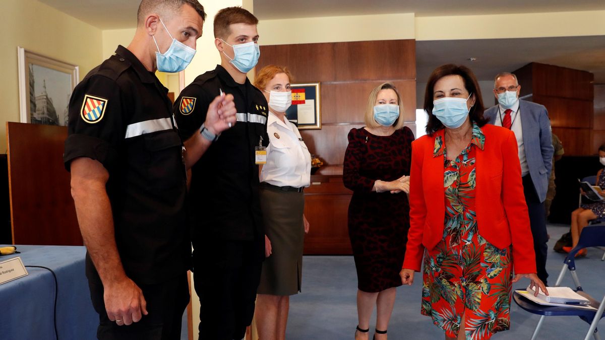 La ministra de Defensa, Margarita Robles , junto a dos de los rastreadores militares.