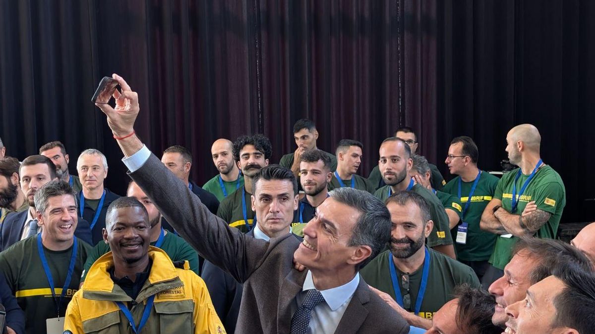Pedro Sánchez haciéndose un selfie con trabajadores de las BRIF en Ponferrada.