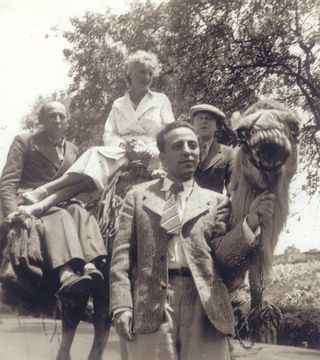 André Breton, Jacqueline Lamba y Benjamin Péret junto al poeta Domingo López Torres en 1935.