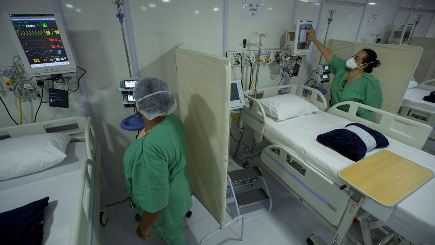 Enfermeras revisan una sala para pacientes con la covid-19 en un hospital en Brasilia (Brasil). Foto de archivo. EFE/ Joédson Alves
