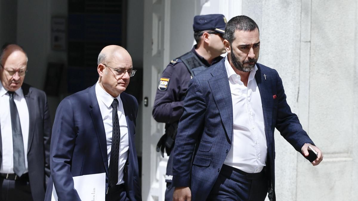 Imagen de archivo (21/04/2026) del empresario Víctor de Aldama (d) a su salida del Tribunal Supremo en Madrid.