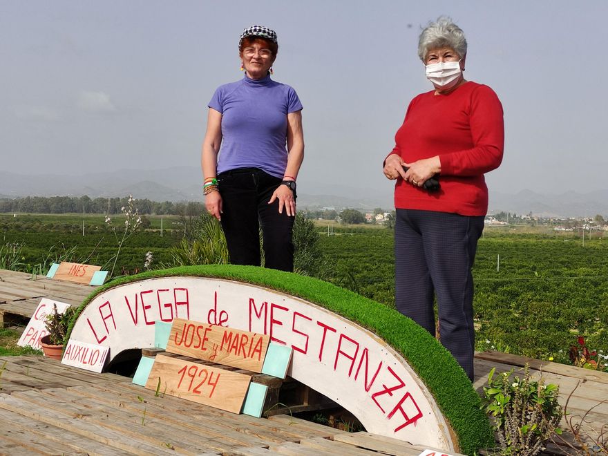 Carmen y María Díaz Mestanza, en la Vega Mestanza