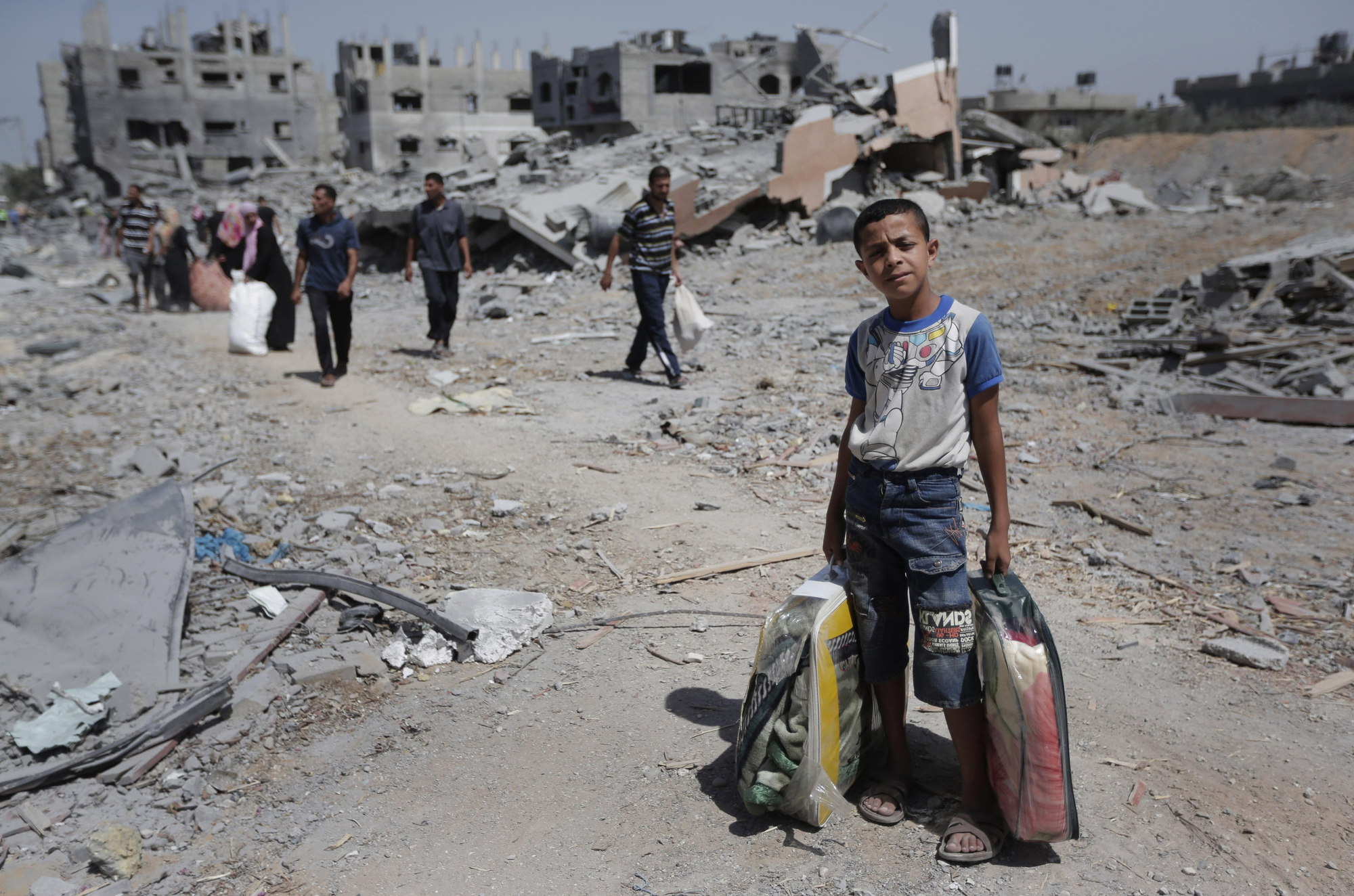 JULIO. Miles de civiles murieron o quedaron sin hogar después del conflicto que durante 50 días enfrentó a Israel con Hamás y grupos armados palestinos en Gaza. Más de 2.000 palestinos perdieron la vida, de ellos más de 500 menores de edad. Hamás y grupos armados palestinos dispararon indiscriminadamente cohetes y proyectiles de mortero contra zonas civiles de Israel, matando a 60 soldados y 7 civiles israelíes, entre ellos un niño. © AP Photo/Lefteris Pitarakis, File