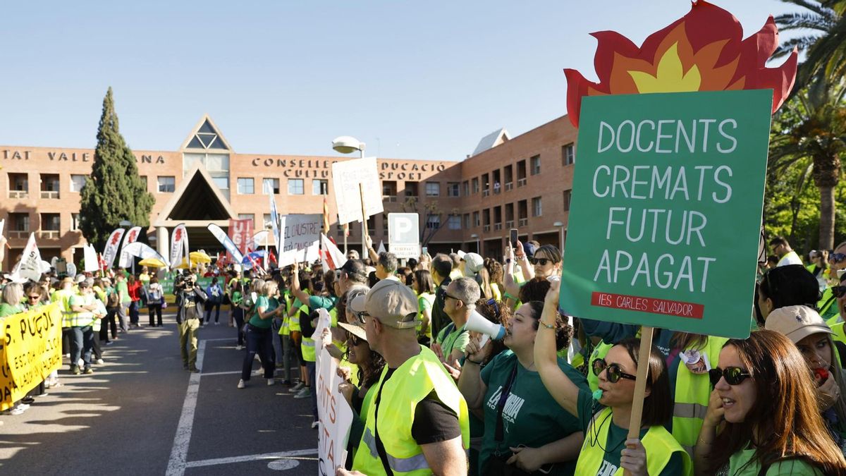 PSPV y Compromís exigen a la consellera de Educación que atienda las reivindicaciones del profesorado
