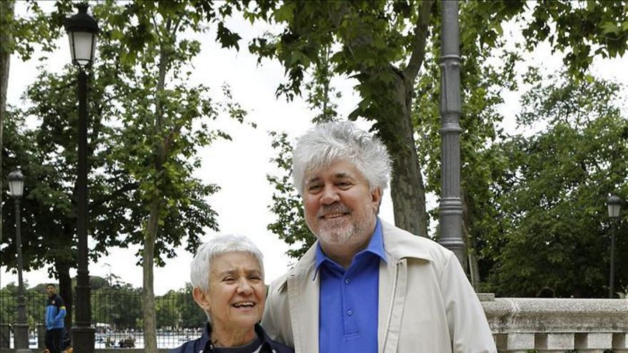 Almodóvar advierte del "retroceso de derechos" con el gobierno