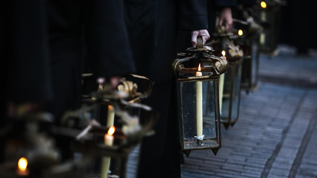 La salida procesional de la hermandad de Ánimas, en imágenes