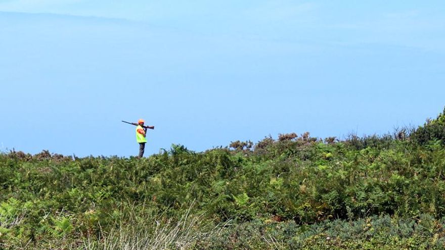 La Xunta se gasta 25.000 euros en bolis, viseras y publicidad para divulgar la caza en Galicia
