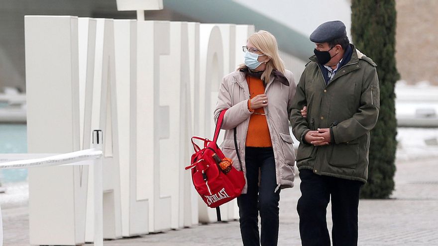 Una pareja pasea con sus mascarillas por Valencia. EFE/Miguel Ángel Polo/Archivo