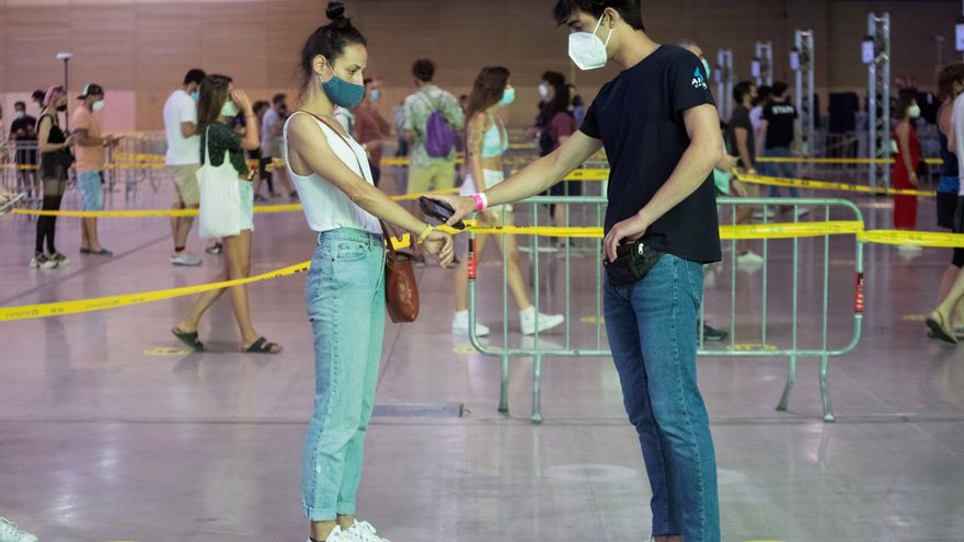 Aumentan los hospitalizados y críticos en la UCI por la covid-19 en Cataluña. EFE/Marta Pérez/Archivo