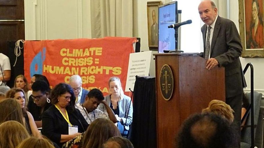 El enviado especial de Naciones Unidas para la Cumbre del Clima, Luis Alfonso de Alba (d), durante la apertura de la "Cumbre de los Pueblos sobre el Clima, los Derechos y la Supervivencia Humana" celebrada este miércoles en Nueva York.