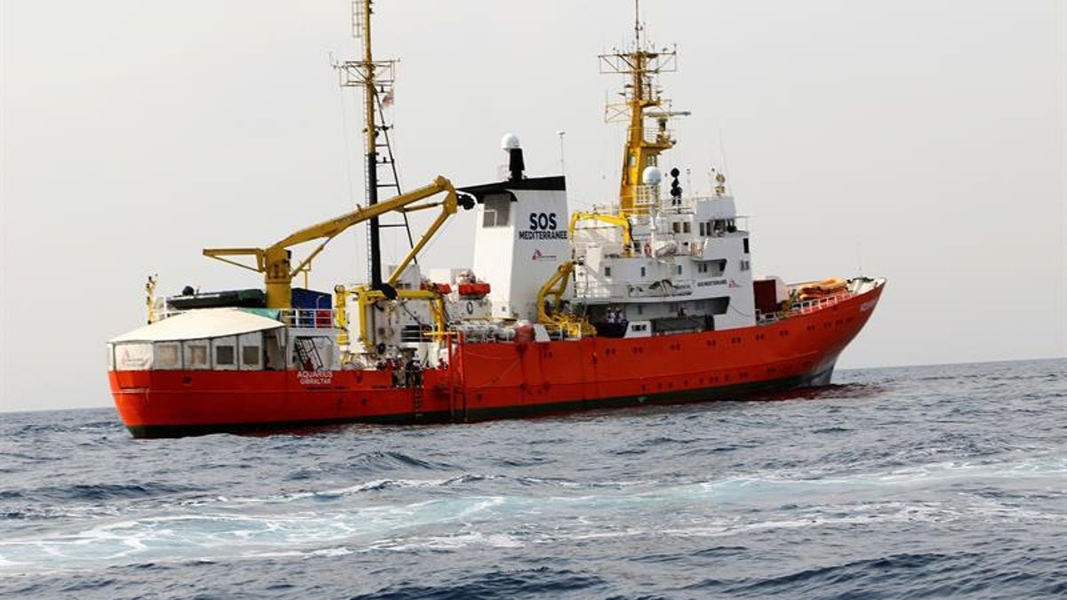 La tripulación del Aquarius navegando frente a la costa de Libia. EFE/Archivo