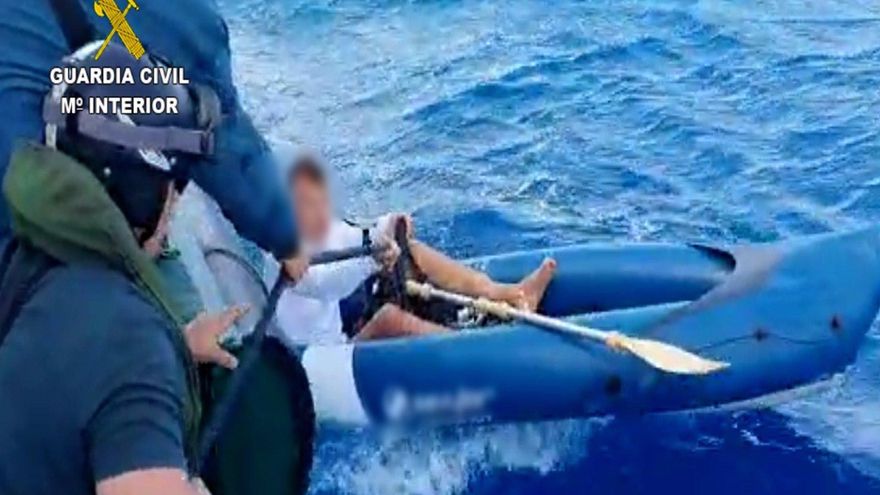 Rescatado un turista que se encontraba a la deriva con un kayak entre las islas de Lanzarote y Fuerteventura