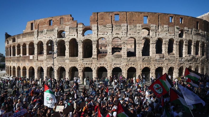 Roma, 4 oct (EFE).- Decenas de miles de personas se manifestaron este sábado en Roma al grito de "Palestina libre" y en apoyo a la Global Sumud Flotilla, en otra jornada de protestas seguida con la mayor atención por las autoridades, que temen infiltrados violentos.(Protestas, Italia, Roma) EFE/EPA/EMANUELE VALERI