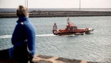 Salvamento rescata a 4 inmigrantes en una embarcación cerca de Lanzarote