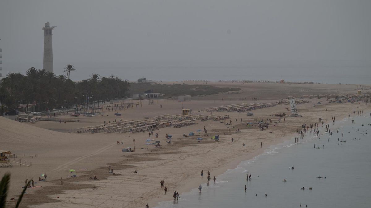 La localidad de Morro Jable en el municipio de Pájara bajo los efectos de la calima.