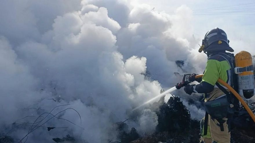 Surge una protesta en La Bañeza por la peligrosidad y responsabilidades del incendio tóxico de La Bañeza