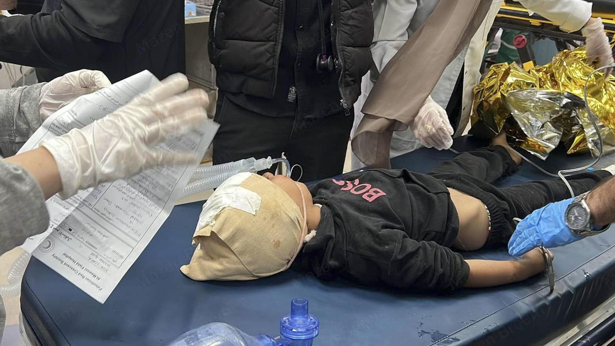 Un niño recibe atención médica en el Hospital de Campaña de Al-Mawasi este miércoles tras resultar herido en un bombardeo israelí contra un campamento de desplazados.