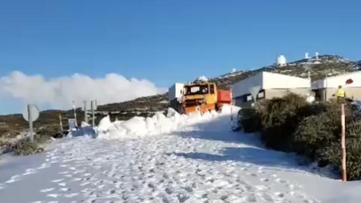 Camión quitanieves del IAC, este miércoles, despejando una de las vías del Observatorio del Roque de Los Muchachos.