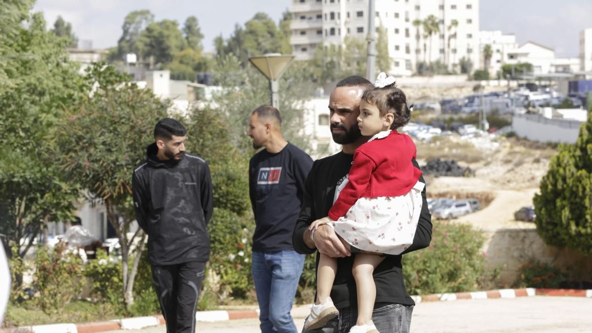 Familiares de presos palestinos esperan su liberación tras el alto el fuego