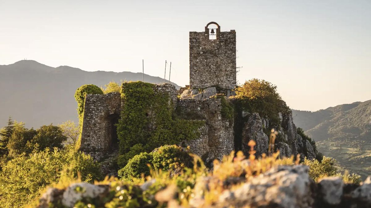 Construido en el siglo X, desde este castillo malagueño se divisa el Peñón de Gibraltar y en su interior verás una ermita del siglo XVII