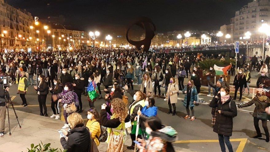 Mujeres guardan la distancia de seguridad en la manifestación de Bilbao.