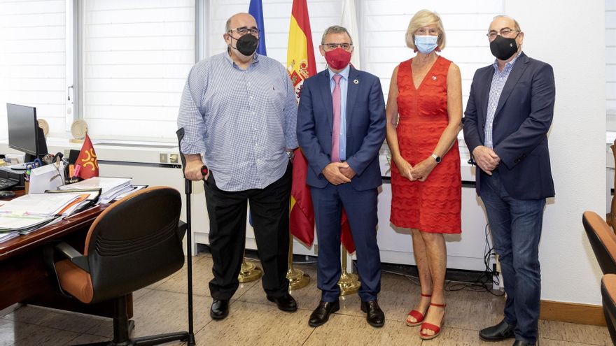 La consejera de Educación y FP, Marina Lombó, y otros miembros de su departamento, reciben al alcalde de Santa Cruz de Bezana, Alberto García