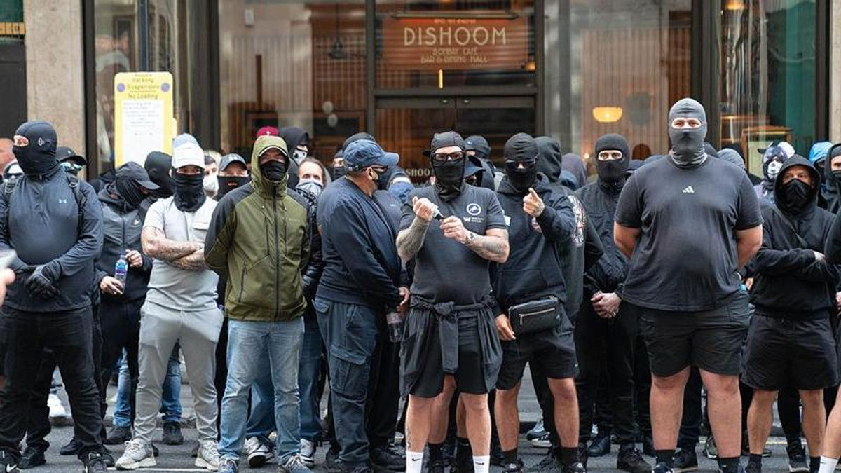 La nueva cara de la extrema derecha británica: los encapuchados de negro que bloquean puertos y carreteras