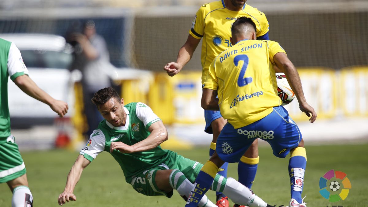Rubén Castro y David Simón pugnan por el balón en el partido entre Las Palmas y Betis (LFP).